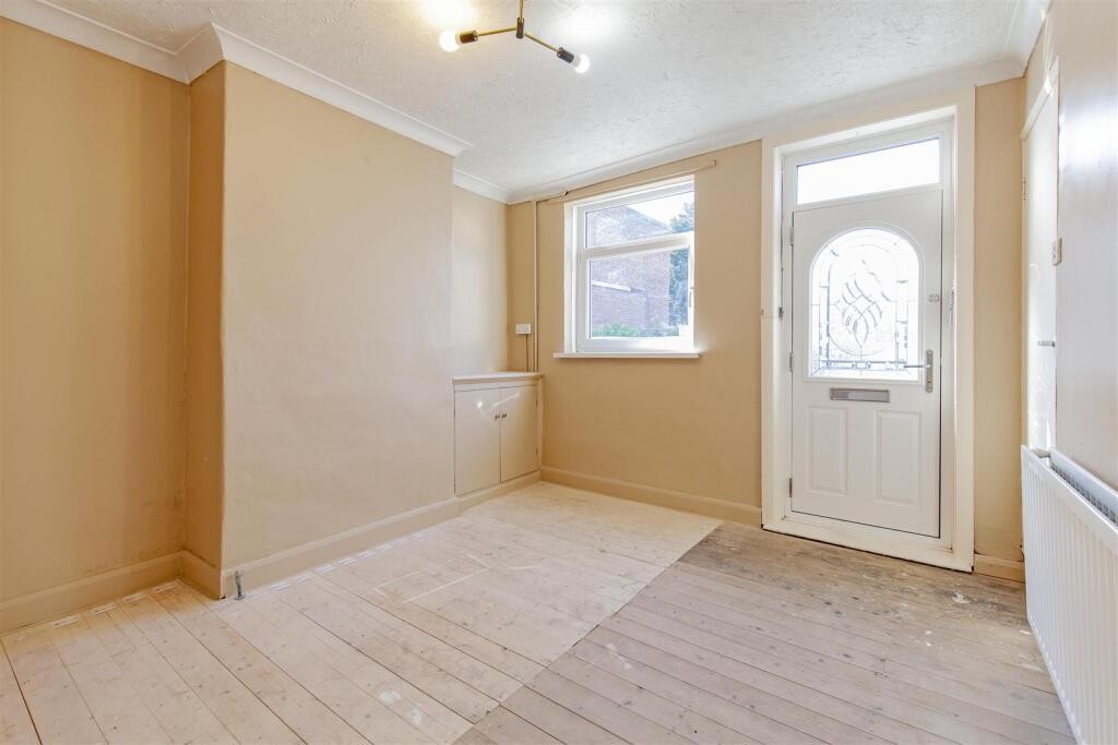 16 Chapman Lane, Grassmoor, Chesterfield, Derbyshire, S42 5EN